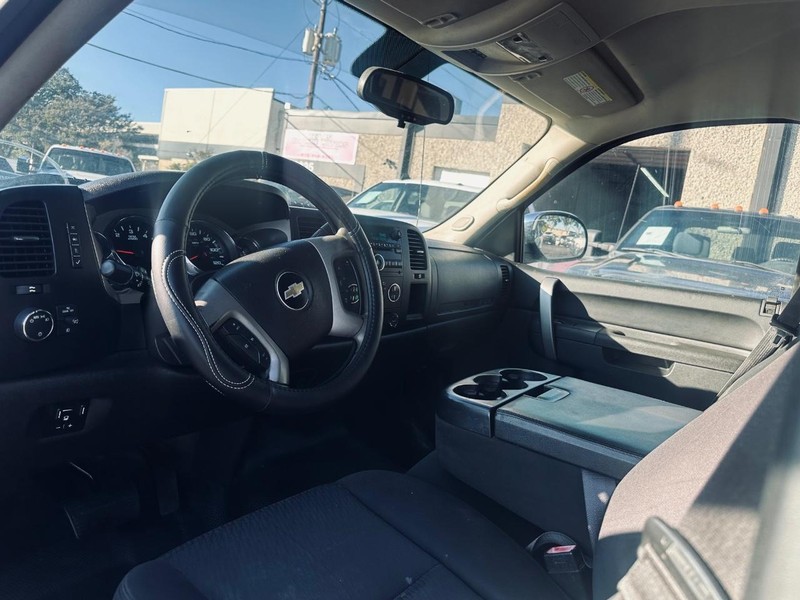 Chevrolet Silverado 2500HD Vehicle Full-screen Gallery Image 14