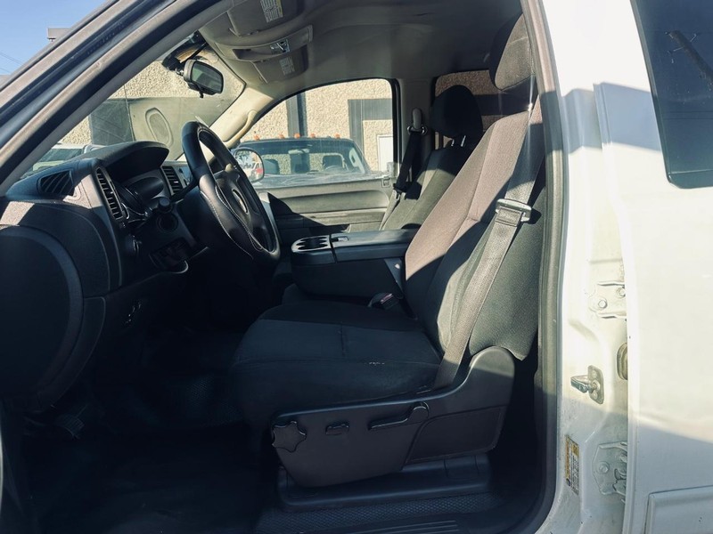 Chevrolet Silverado 2500HD Vehicle Full-screen Gallery Image 16