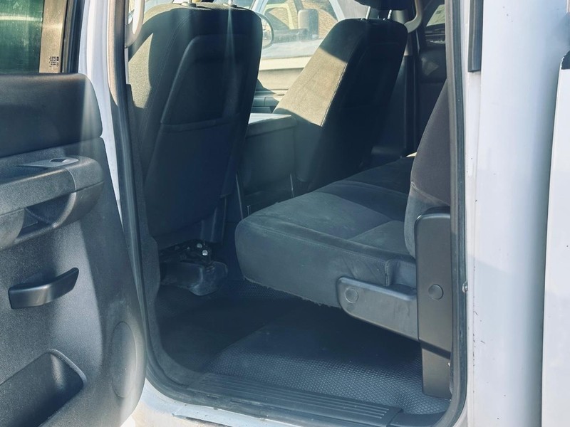 Chevrolet Silverado 2500HD Vehicle Full-screen Gallery Image 17