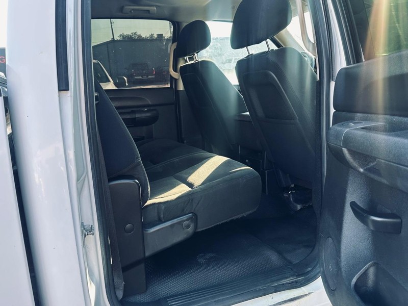 Chevrolet Silverado 2500HD Vehicle Full-screen Gallery Image 18