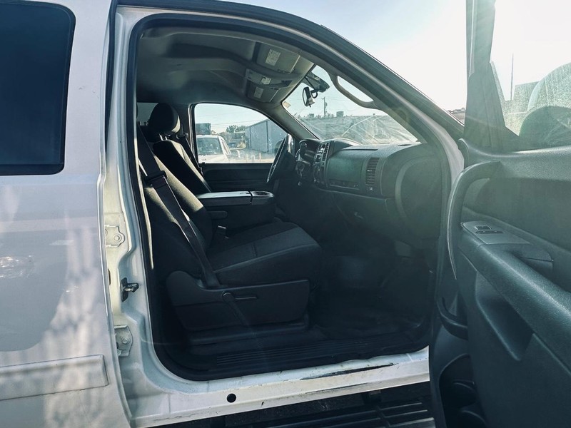 Chevrolet Silverado 2500HD Vehicle Full-screen Gallery Image 19