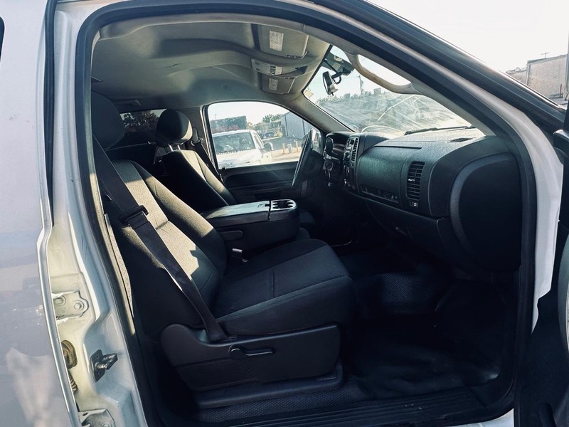 Chevrolet Silverado 2500HD Vehicle Full-screen Gallery Image 21