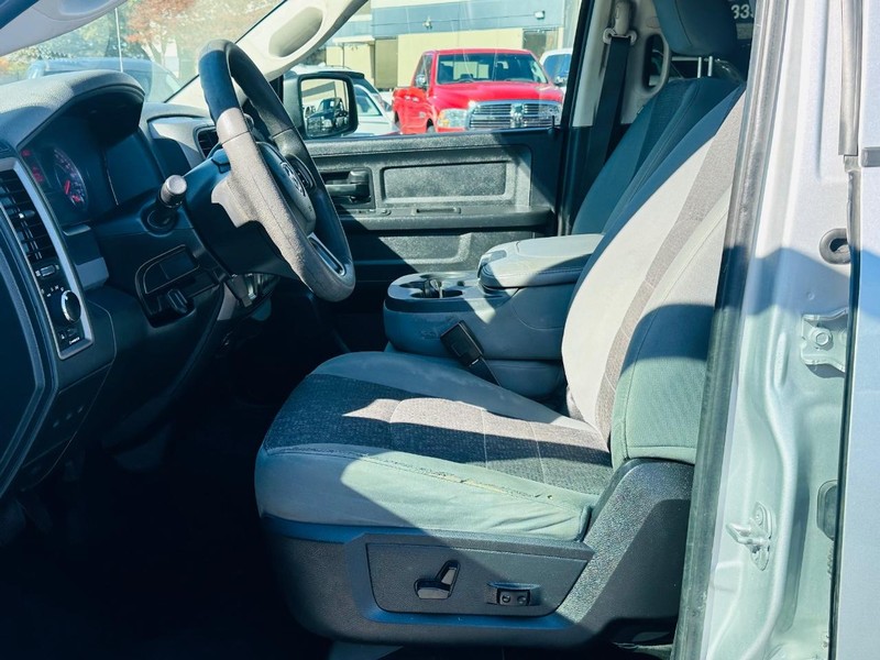 Ram 1500 Vehicle Full-screen Gallery Image 17