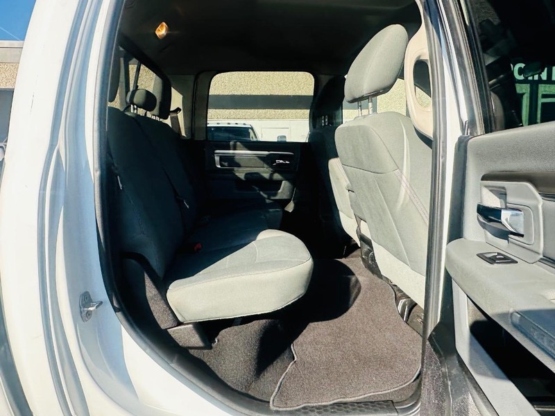 Ram 1500 Classic Vehicle Full-screen Gallery Image 23