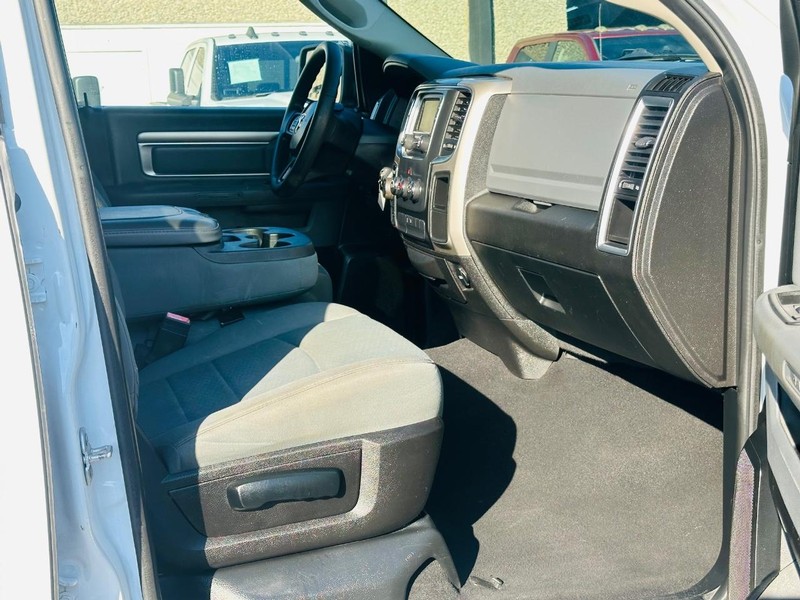 Ram 1500 Classic Vehicle Full-screen Gallery Image 24