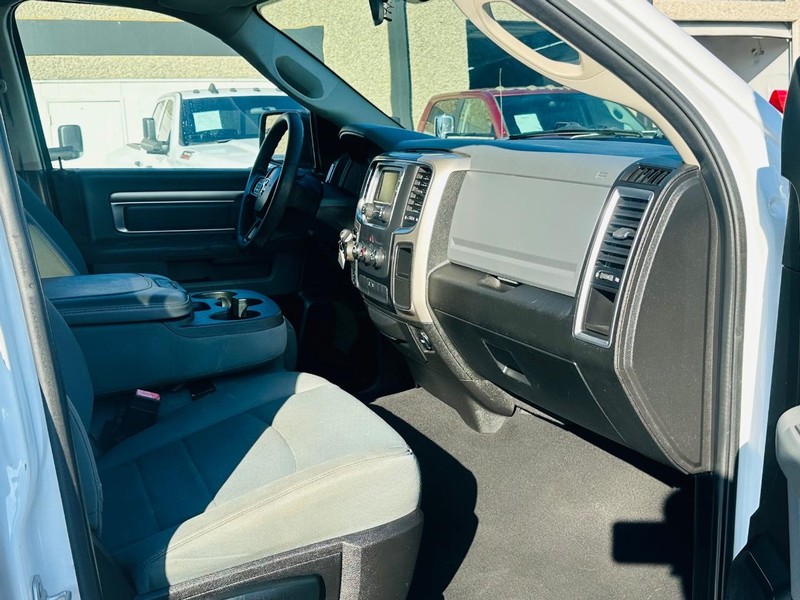 Ram 1500 Classic Vehicle Full-screen Gallery Image 25