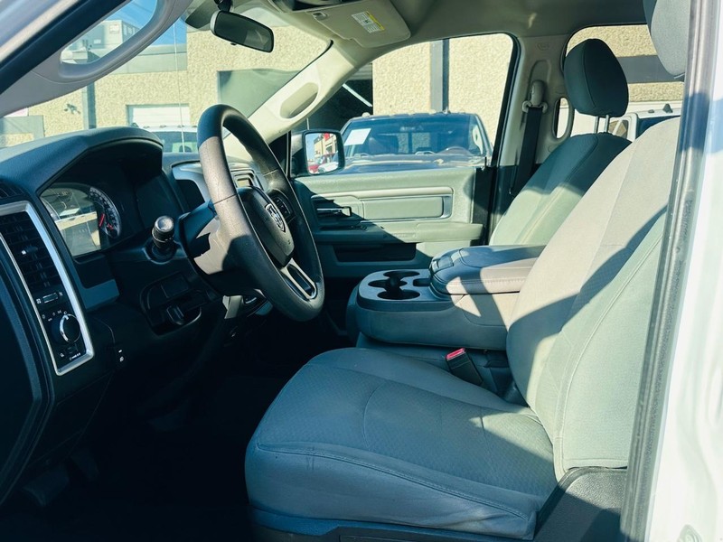 Ram 1500 Classic Vehicle Full-screen Gallery Image 26