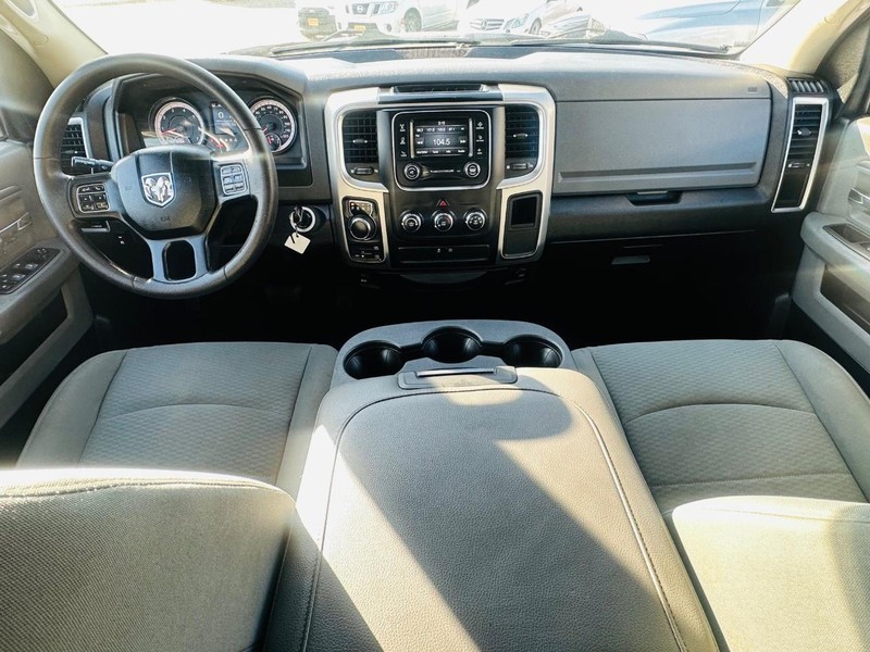 Ram 1500 Classic Vehicle Full-screen Gallery Image 28