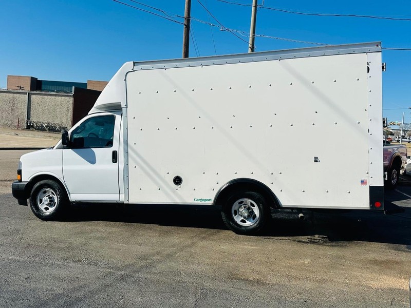 Chevrolet Express Commercial Vehicle Full-screen Gallery Image 3