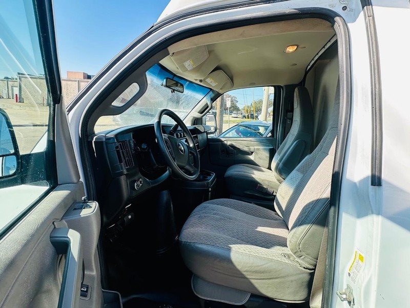 Chevrolet Express Commercial Vehicle Full-screen Gallery Image 8