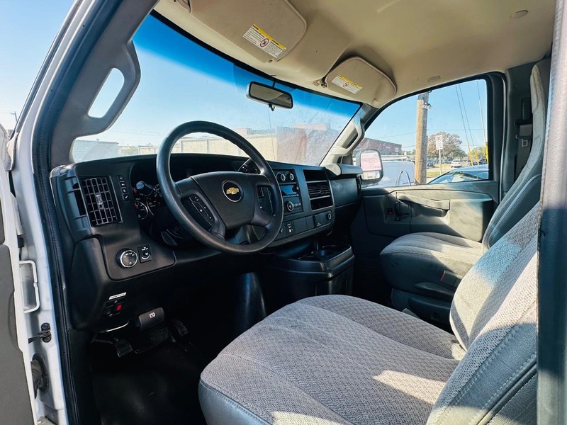 Chevrolet Express Commercial Vehicle Full-screen Gallery Image 9