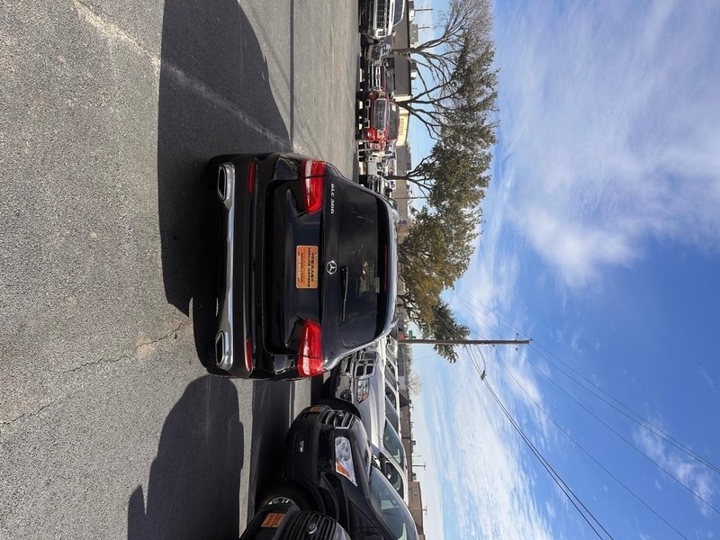 Mercedes-Benz GLC Vehicle Full-screen Gallery Image 05