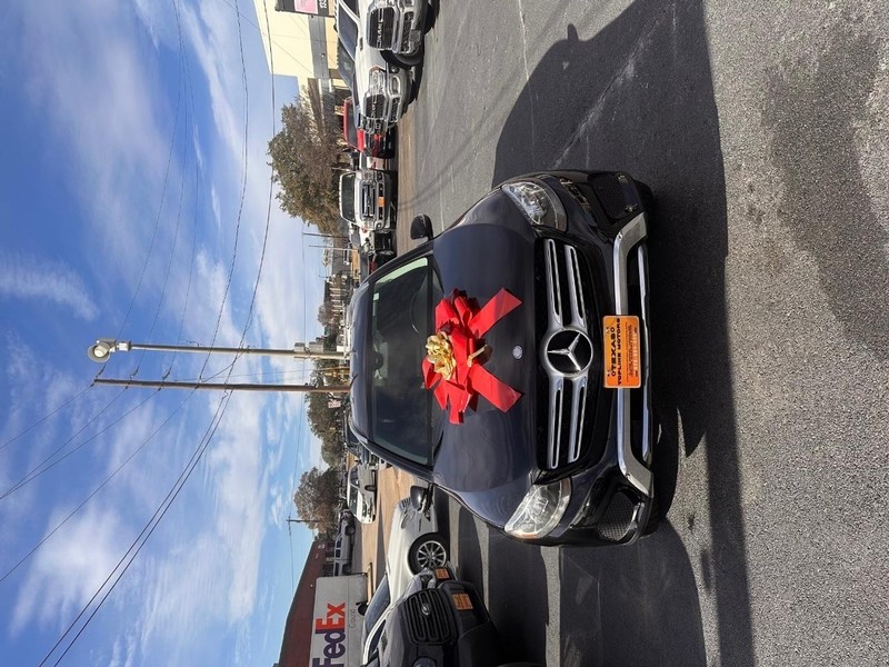 Mercedes-Benz GLC Vehicle Full-screen Gallery Image 06