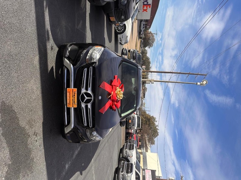 Mercedes-Benz GLC Vehicle Full-screen Gallery Image 08