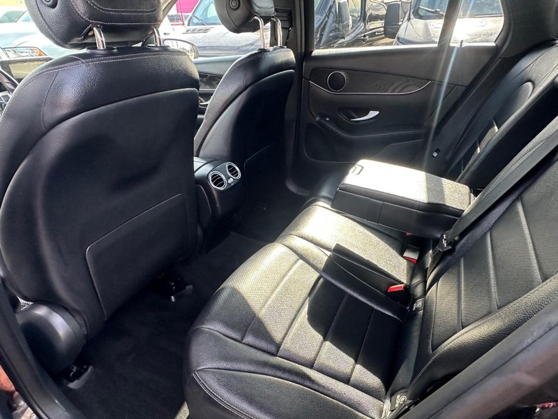 Mercedes-Benz GLC Vehicle Full-screen Gallery Image 19