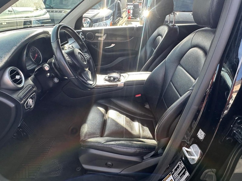 Mercedes-Benz GLC Vehicle Full-screen Gallery Image 20