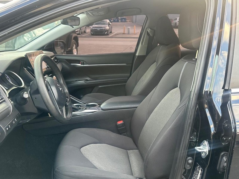 Toyota Camry Vehicle Full-screen Gallery Image 13