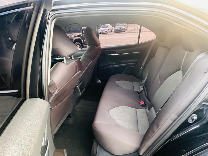 Toyota Camry Vehicle Full-screen Gallery Image 14