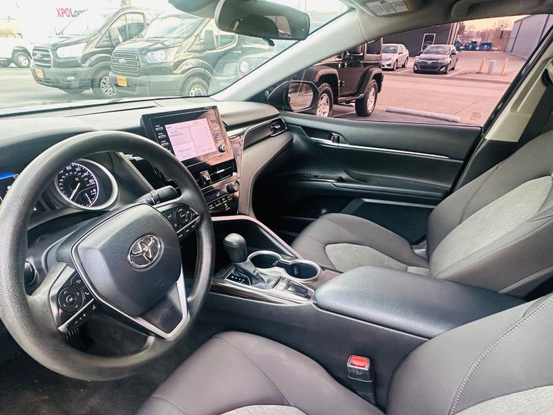 Toyota Camry Vehicle Full-screen Gallery Image 16