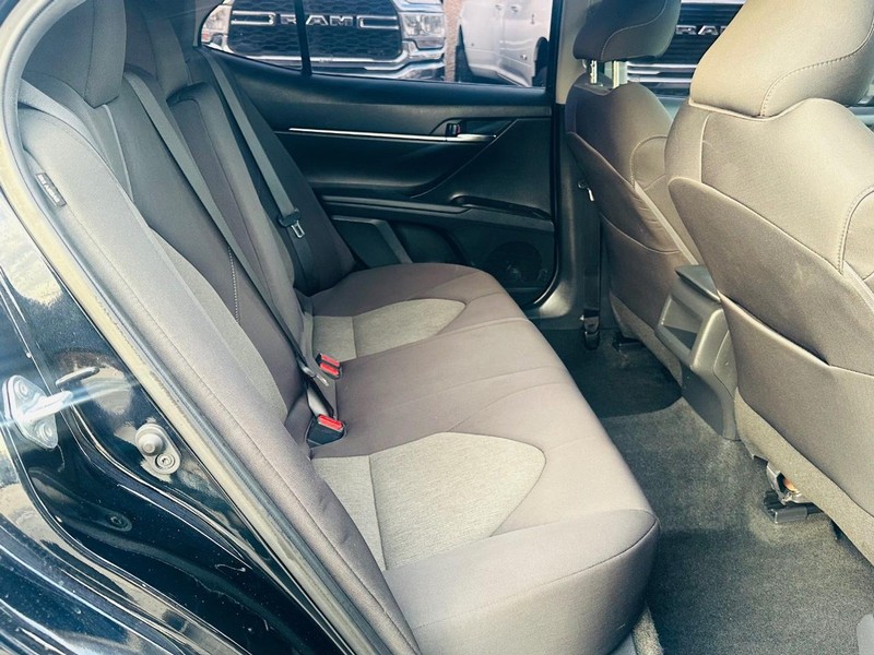 Toyota Camry Vehicle Full-screen Gallery Image 17