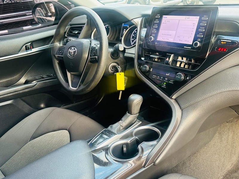 Toyota Camry Vehicle Full-screen Gallery Image 18