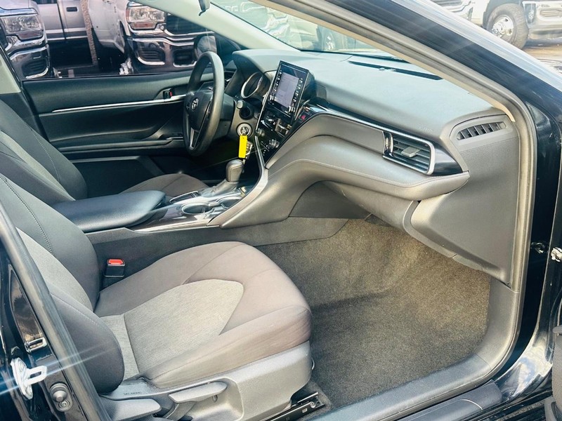 Toyota Camry Vehicle Full-screen Gallery Image 19