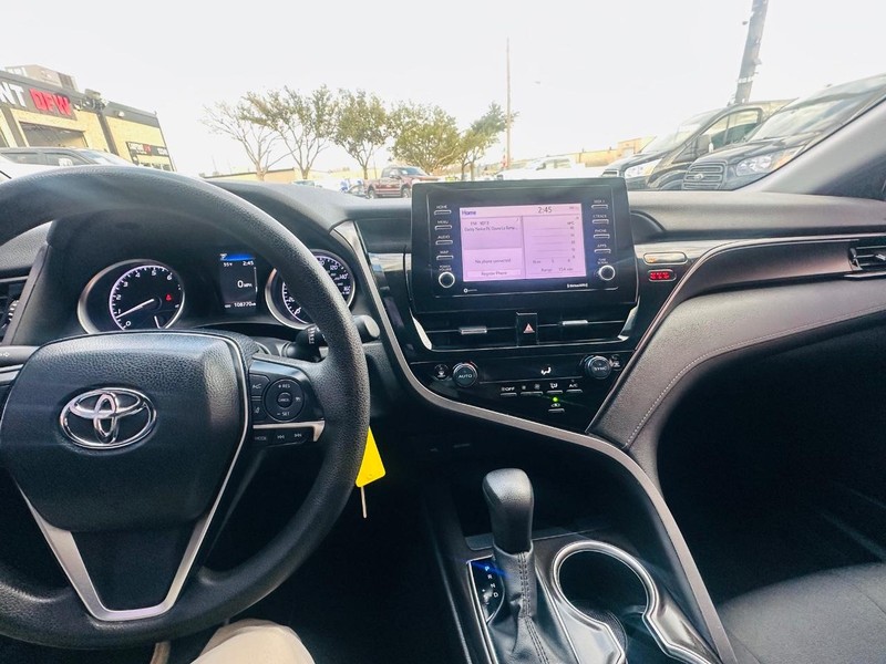 Toyota Camry Vehicle Full-screen Gallery Image 20