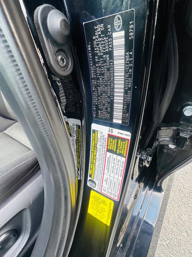 Toyota Camry Vehicle Full-screen Gallery Image 21