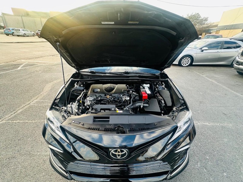 Toyota Camry Vehicle Full-screen Gallery Image 22