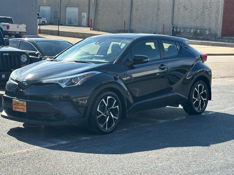 Toyota C-HR Vehicle Full-screen Gallery Image 04