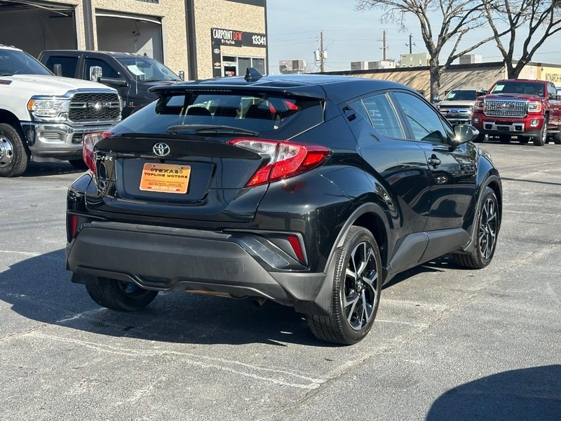 Toyota C-HR Vehicle Full-screen Gallery Image 06