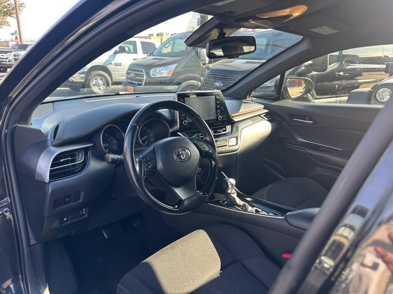 Toyota C-HR Vehicle Full-screen Gallery Image 10