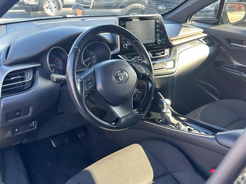 Toyota C-HR Vehicle Full-screen Gallery Image 11