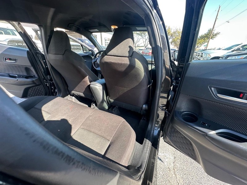 Toyota C-HR Vehicle Full-screen Gallery Image 12