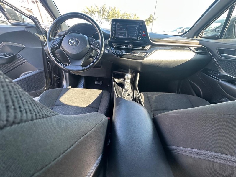 Toyota C-HR Vehicle Full-screen Gallery Image 13