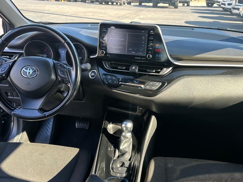 Toyota C-HR Vehicle Full-screen Gallery Image 14
