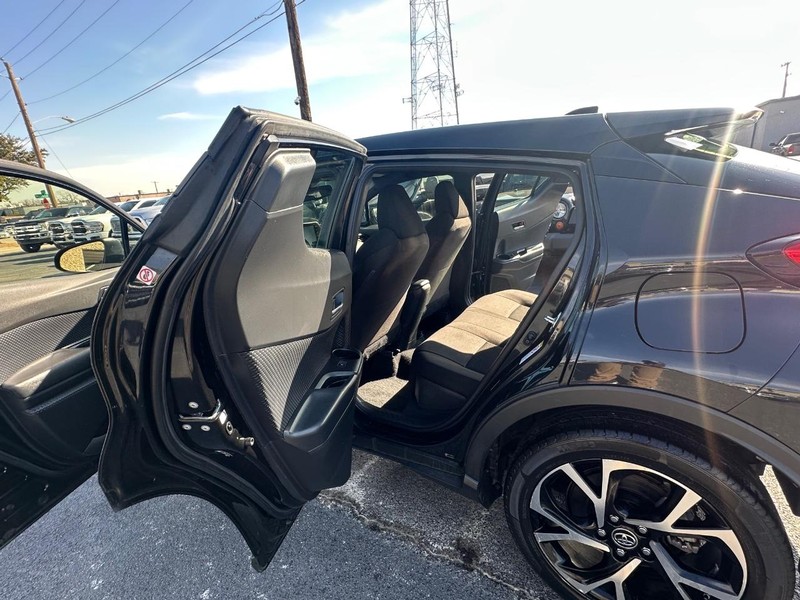 Toyota C-HR Vehicle Full-screen Gallery Image 15