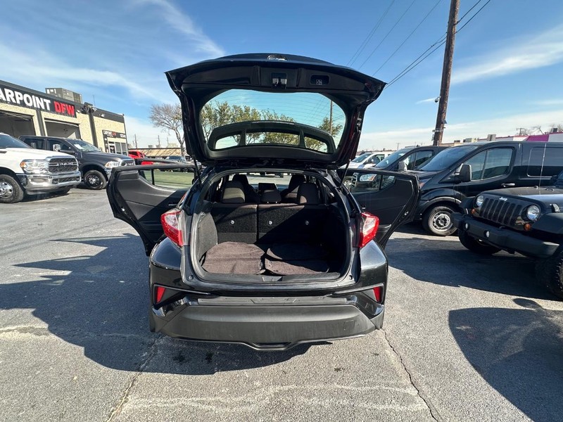 Toyota C-HR Vehicle Full-screen Gallery Image 16