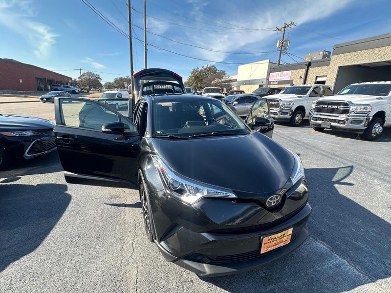 Toyota C-HR Vehicle Full-screen Gallery Image 17