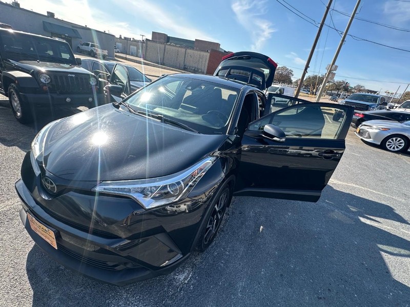 Toyota C-HR Vehicle Full-screen Gallery Image 18