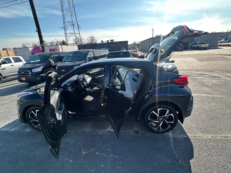 Toyota C-HR Vehicle Full-screen Gallery Image 19