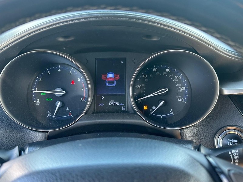 Toyota C-HR Vehicle Full-screen Gallery Image 20