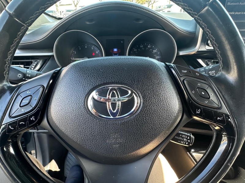 Toyota C-HR Vehicle Full-screen Gallery Image 21