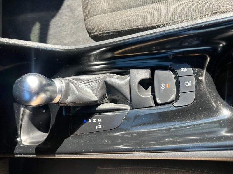 Toyota C-HR Vehicle Full-screen Gallery Image 23