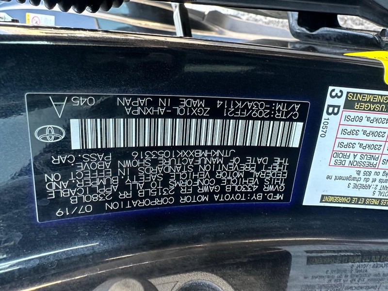 Toyota C-HR Vehicle Full-screen Gallery Image 25