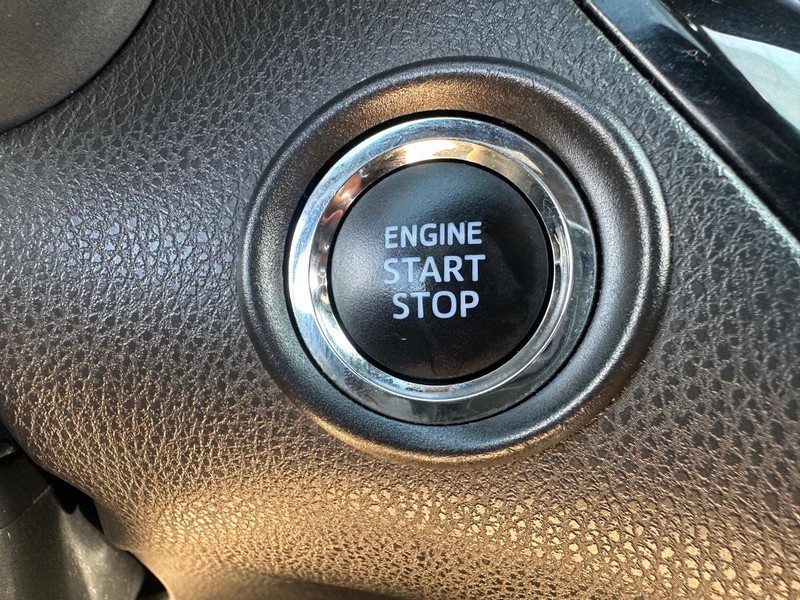 Toyota C-HR Vehicle Full-screen Gallery Image 26