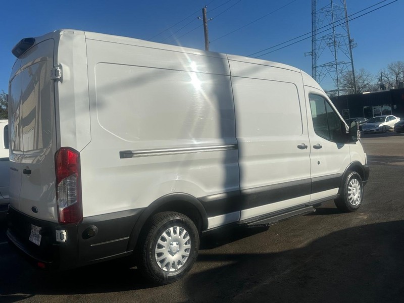 Ford Transit Van Vehicle Full-screen Gallery Image 04