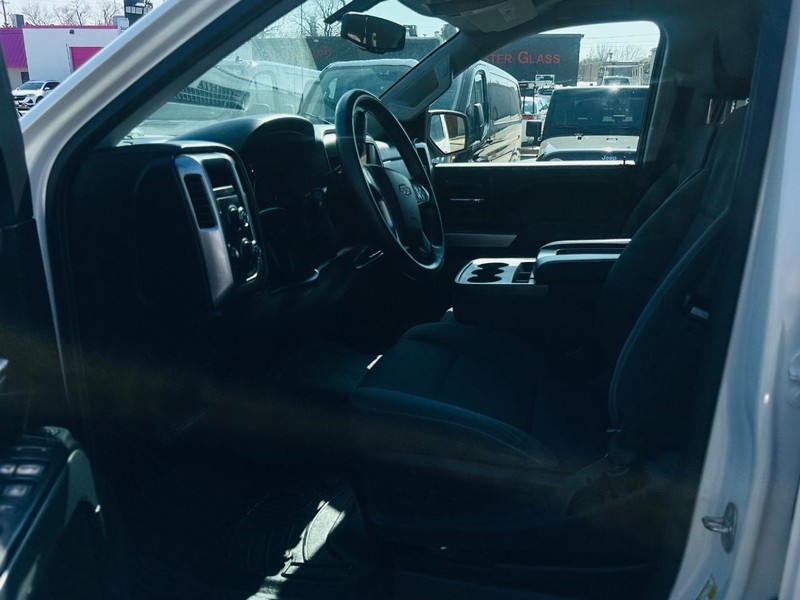 Chevrolet Silverado 1500 Vehicle Full-screen Gallery Image 12