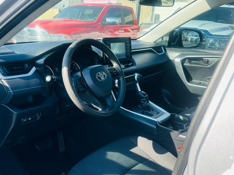 Toyota RAV4 Vehicle Full-screen Gallery Image 12