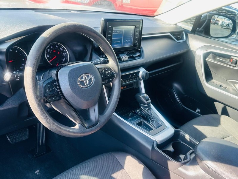 Toyota RAV4 Vehicle Full-screen Gallery Image 13